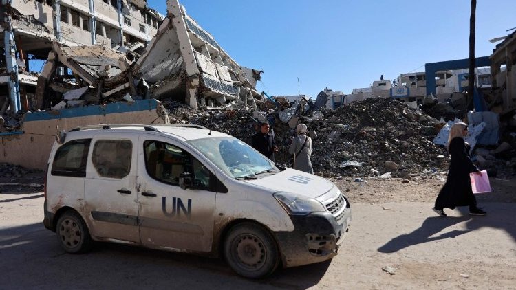 Ein UN-Fahrzeug vor dem zerst&ouml;rten UNRWA-Geb&auml;ude in Gaza-City