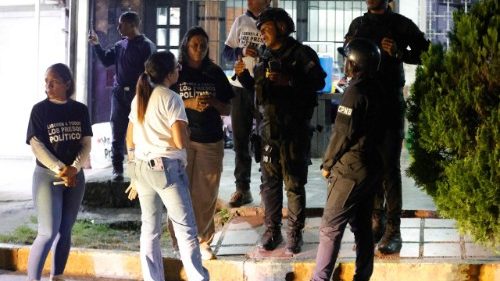 Venezuela, decenas de presos pol&iacute;ticos liberados. Se busca un canal diplom&aacute;tico en EEUU