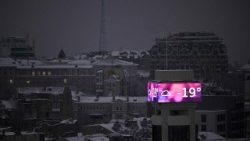 Auf einem Bildschirm an einem Gebäude in Kyiv wird die Temperatur von -19 Grad angezeigt
