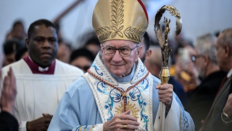 Pietro Parolin b&iacute;boros &aacute;llamtitk&aacute;r Kuvaitban a szentmis&eacute;n