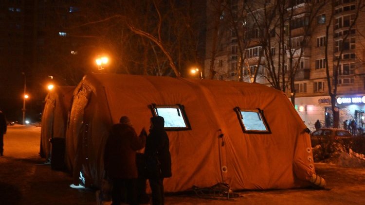 Esta fotografia mostra tendas erguidas em uma rua como "Pontos de Invencibilidade", organizadas para que os moradores se aquecessem e carregassem seus dispositivos eletr&ocirc;nicos durante o apag&atilde;o e a forte geada em Kiev, em 18 de janeiro de 2026, em meio &agrave; invas&atilde;o russa na Ucr&acirc;nia. Os ataques russos deixaram a rede el&eacute;trica da Ucr&acirc;nia &agrave; beira do colapso e interromperam o fornecimento de energia e &aacute;gua para milh&otilde;es de pessoas nas &uacute;ltimas semanas. (Foto de Sergei SUPINSKY / AFP)