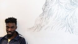 Ein Migrant an Bord eines Rettungsschiffs vor der Küste Libyens - Aufnahme vom 17. Januar