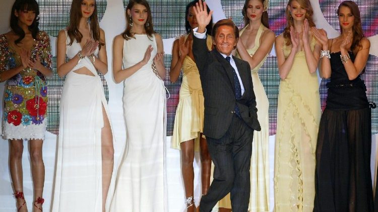 Valentino bedankt sich nach seiner Show am 12. Oktober 2003 in Paris w&auml;hrend der Pr&ecirc;t-&agrave;-porter-Kollektionen Fr&uuml;hjahr/Sommer 2004 beim Publikum (Foto: PIERRE VERDY / AFP)