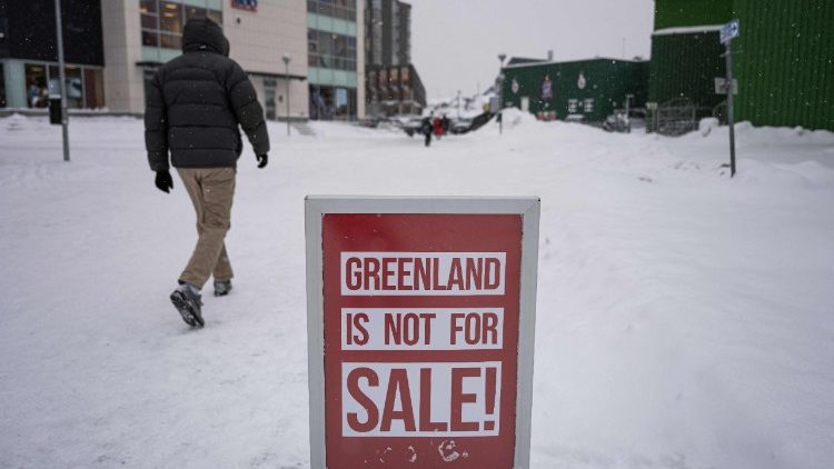 Mabango yaliyosimikwa kila upande nchini Greenland yakisema " Greenland siyo ya kuuzwa."