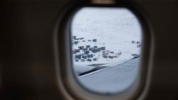 Нуук, сталіца Грэнландыі, праз ілюмінатар самалёта 