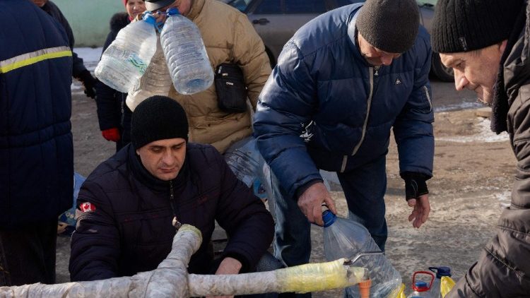Moradores locais coletam &aacute;gua em garrafas pl&aacute;sticas em Kramatorsk, no leste da Ucr&acirc;nia, em 20 de janeiro de 2026, em meio &agrave; invas&atilde;o russa da Ucr&acirc;nia. (Foto de Tetiana DZHAFAROVA / AFP)