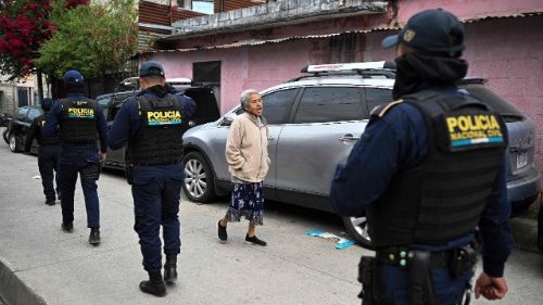 Guatemala, la Chiesa preoccupata per le sommosse nelle carceri e gli agenti uccisi 