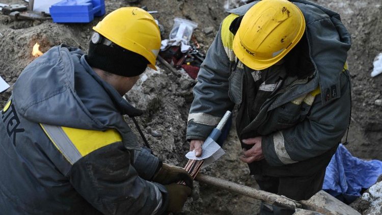 Trabalhadores da DTEK, a maior fornecedora de energia da Ucr&acirc;nia, realizam reparos emergenciais em uma linha de transmiss&atilde;o de energia em condi&ccedil;&otilde;es de congelamento, ap&oacute;s ataques russos com m&iacute;sseis e drones contra a infraestrutura energ&eacute;tica ucraniana em Kiev, em 20 de janeiro de 2026, em meio &agrave; invas&atilde;o russa na Ucr&acirc;nia. (Foto de Genya SAVILOV / AFP)