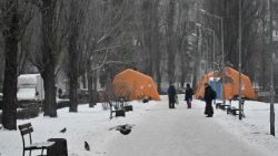 Kyiv, tende di emergenza per chi non ha elettricità e riscaldamento