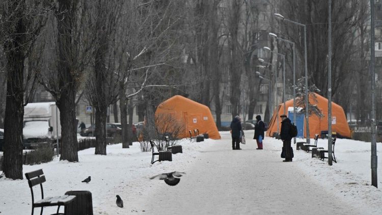 Kyiv, tende di emergenza per chi non ha elettricità e riscaldamento