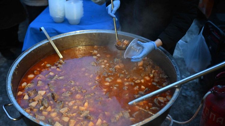 Um volunt&aacute;rio da organiza&ccedil;&atilde;o beneficente americana World Central Kitchen distribui refei&ccedil;&otilde;es quentes para moradores de uma &aacute;rea residencial de Kiev que ficou sem eletricidade e &aacute;gua devido aos recentes ataques russos que afetaram o setor energ&eacute;tico, em 22 de janeiro de 2026, em meio &agrave; invas&atilde;o russa da Ucr&acirc;nia. (Foto de Sergei Gapon / AFP)