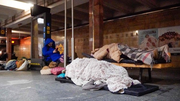 Pessoas se abrigam em uma esta&ccedil;&atilde;o de metr&ocirc; durante um ataque a&eacute;reo em Kiev, em 24 de janeiro de 2026, em meio &agrave; invas&atilde;o russa da Ucr&acirc;nia. Ataques russos feriram pelo menos 15 pessoas na capital ucraniana e na cidade de Kharkiv, no nordeste do pa&iacute;s, durante a noite, disseram as autoridades na manh&atilde; de 24 de janeiro. (Foto de Serhii Okunev / AFP)