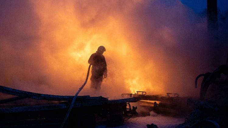 Um membro da equipe de emerg&ecirc;ncia ucraniana trabalha para extinguir um inc&ecirc;ndio no local de um ataque a&eacute;reo em Kiev, em 24 de janeiro de 2026, em meio &agrave; invas&atilde;o russa da Ucr&acirc;nia. Ataques russos mataram uma pessoa e feriram outras 23 na capital ucraniana e na cidade de Kharkiv, no nordeste do pa&iacute;s, durante a noite, disseram as autoridades na manh&atilde; de 24 de janeiro de 2026. O pa&iacute;s estava em alerta de ataque a&eacute;reo, com as autoridades militares em Kiev alertando sobre drones e m&iacute;sseis bal&iacute;sticos. (Foto de Oleksandr Magula / AFP)