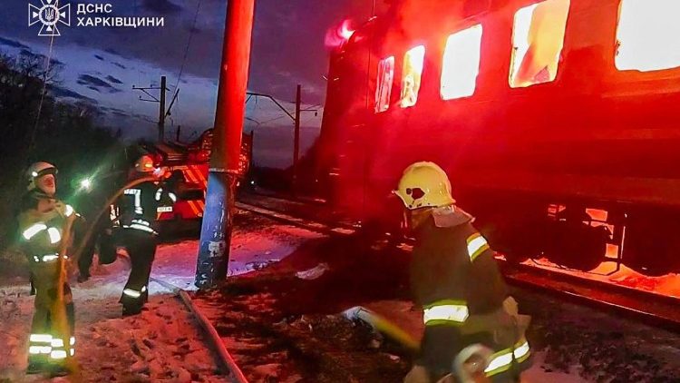 Nesta fotografia divulgada pelo Servi&ccedil;o de Emerg&ecirc;ncia da Ucr&acirc;nia em 27 de janeiro de 2026, param&eacute;dicos ucranianos est&atilde;o ao lado de um vag&atilde;o de trem em chamas ap&oacute;s um ataque a&eacute;reo em um local n&atilde;o divulgado na regi&atilde;o de Kharkiv, em meio &agrave; invas&atilde;o russa da Ucr&acirc;nia. (Foto: Divulga&ccedil;&atilde;o / SERVI&Ccedil;O DE EMERG&Ecirc;NCIA DA UCR&Acirc;NIA / AFP)