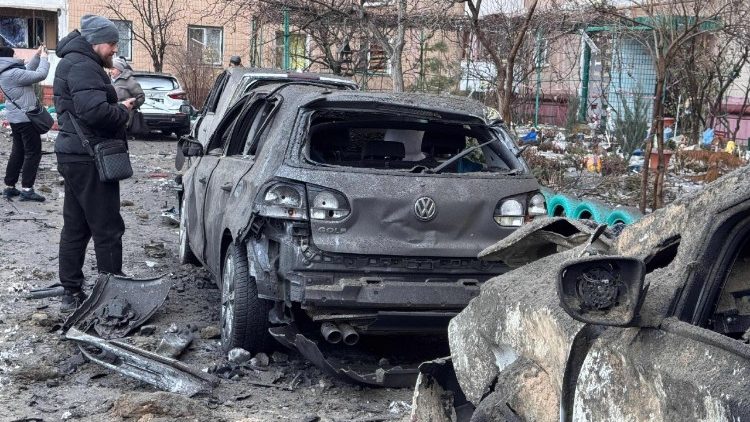 Um homem observa um carro queimado em uma &aacute;rea atingida por um ataque a&eacute;reo em um bairro residencial de Zaporizhzhia, em 28 de janeiro de 2026, durante a invas&atilde;o russa da Ucr&acirc;nia. (Foto de Darya Nazarova / AFP)