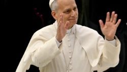 ಜಗದ್ಗುರು XIV ನೇ ಲಿಯೋರವರು ಕ್ಯಾಸ್ಟೆಲ್ ಗ್ಯಾಂಡೋಲ್ಫೊದಲ್ಲಿ ಪತ್ರಕತ೯ರೊಂದಿಗೆ ಮಾತನಾಡಿದರು.