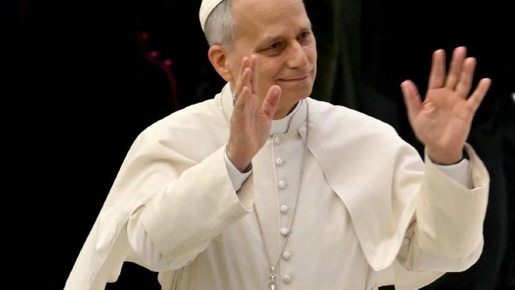 ಜಗದ್ಗುರು XIV ನೇ ಲಿಯೋರವರು ಕ್ಯಾಸ್ಟೆಲ್ ಗ್ಯಾಂಡೋಲ್ಫೊದಲ್ಲಿ ಪತ್ರಕತ೯ರೊಂದಿಗೆ ಮಾತನಾಡಿದರು.