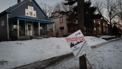 Um cartaz de resistência ao ICE (Serviço de Imigração e Alfândega dos EUA) está em frente a uma casa em 29 de janeiro de 2026 em Minneapolis, Minnesota. 