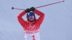 ಮಹಿಳೆಯರ ಡೌನ್ ಹಿಲ್ ರೇಸ್ ನಲ್ಲಿ ಸ್ಪಧಿ೯ಸುತ್ತಿರುವ ಒಲಂಪಿಕ್ ಕ್ರೀಡಾಪಟು