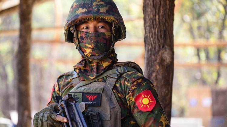 Ein Soldat in Myanmar