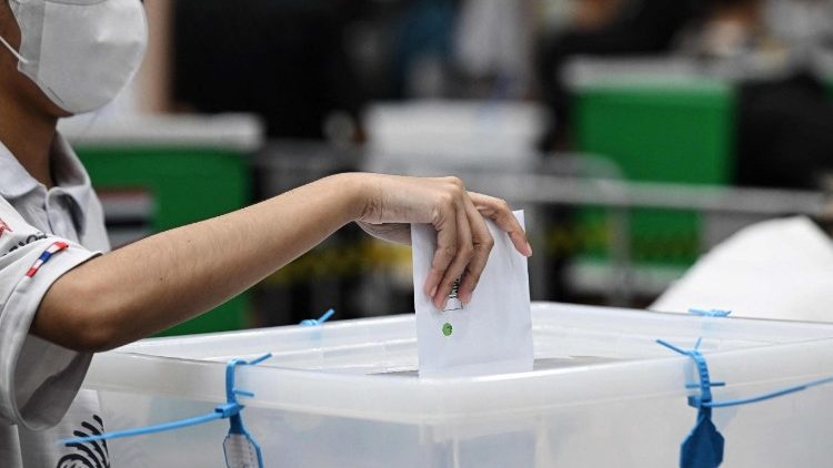 Um eleitor vota antecipadamente em Bangkok, em 1º de fevereiro de 2026, antes das eleições gerais de 8 de fevereiro. (Foto de Lillian Suwanrumpha / AFP)