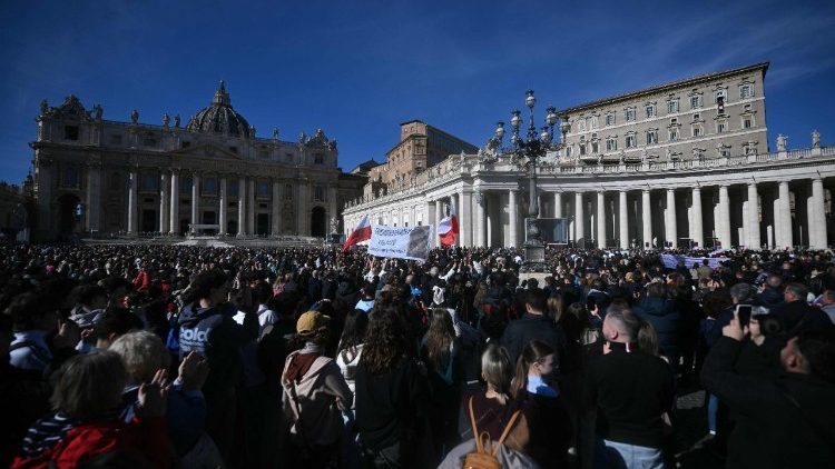 Паломники на площади Святого Петра (1 февраля 2026 г.)