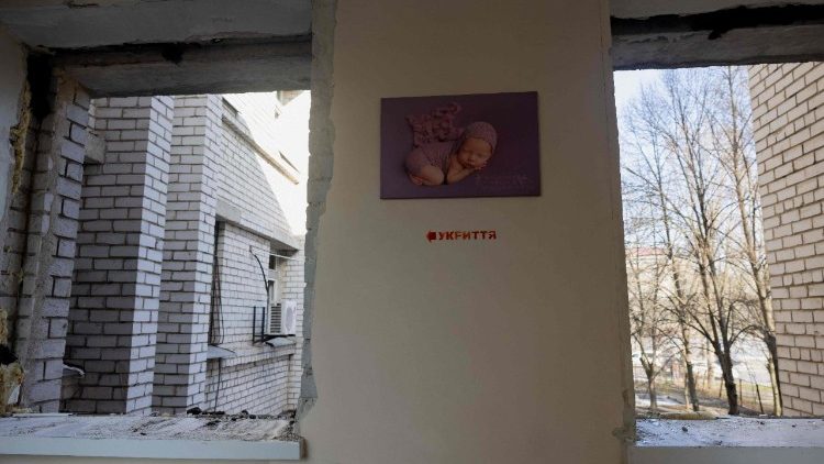 Esta fotografia mostra uma maternidade danificada ap&oacute;s um ataque russo em Zaporizhzhia, em 1&ordm; de fevereiro de 2026, durante a invas&atilde;o russa da Ucr&acirc;nia. Os ataques russos contra a Ucr&acirc;nia durante a noite e a madrugada de 1&ordm; de fevereiro de 2026 mataram pelo menos duas pessoas e feriram outras sete, segundo autoridades regionais. Entre os ataques, houve um ataque com drone a uma maternidade na cidade de Zaporizhzhia, no sul do pa&iacute;s, que feriu duas mulheres que estavam sendo submetidas a exames m&eacute;dicos, informaram o governador da regi&atilde;o e equipes de resgate. (Foto de Tetiana DZHAFAROVA / AFP)