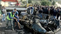 लेबनान में ड्रोन हमले के बाद गाड़ी को निकालते हुए