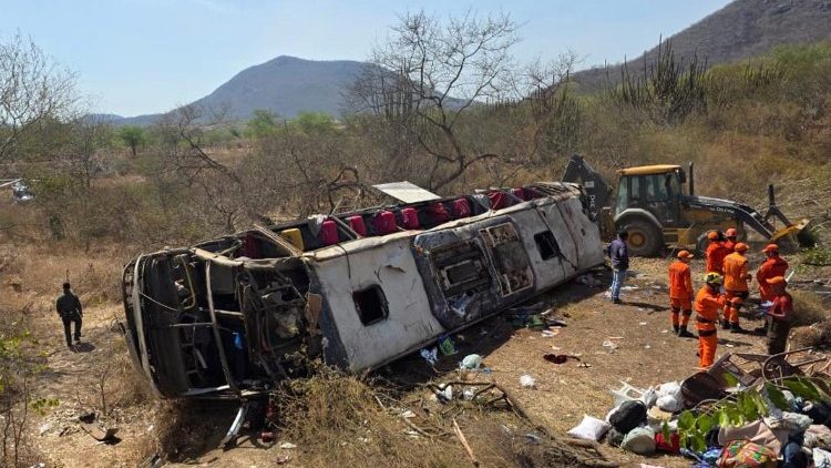 O ônibus fazia parte de um grupo de 17 veículos alugados pela prefeitura de Coité do Nóia (AL) para levar os fiéis até Juazeiro do Norte (CE)
