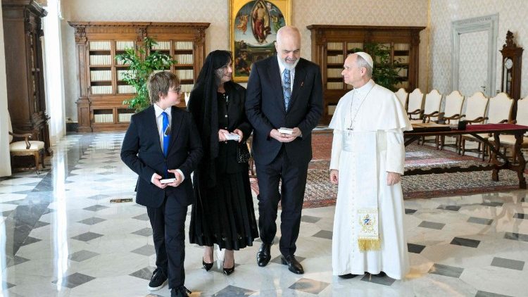 अल्बानिया के प्रधानमंत्री एडी रामा के साथ पोप लियो 14वें