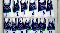 Майкі з нумарамі чакаюць сваіх уладальніц перад трэніроўкай у хуткасным спуску сярод жанчын на трасе ў Карціна-д’Ампеца падчас зімовай Алімпіядзе 2026 года.