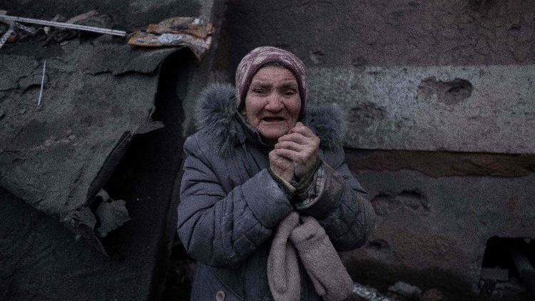 Nesta fotografia divulgada pelo servi&ccedil;o de imprensa da 93&ordf; Brigada Mecanizada Separada Kholodnyi Yar das For&ccedil;as Terrestres da Ucr&acirc;nia em 8 de fevereiro de 2026, um morador local est&aacute; ao lado de um pr&eacute;dio residencial danificado ap&oacute;s um ataque a&eacute;reo em Kramatorsk, regi&atilde;o de Donetsk, em meio &agrave; invas&atilde;o russa da Ucr&acirc;nia. (Foto de Iryna Rybakova / 93&ordf; Brigada Mecanizada Separada Kholodnyi Yar / AFP)