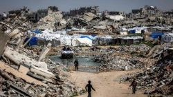  Jugendliche inmitten eines Trümmerfeldes im  Lager Jabalia für palästinensische Flüchtlinge im nördlichen Gazastreifen, Februar 2026