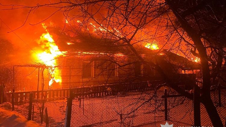 Esta fotografia, divulgada pela Pol&iacute;cia Nacional da Ucr&acirc;nia em 9 de fevereiro de 2026, mostra uma casa particular em chamas ap&oacute;s um ataque de drone russo na regi&atilde;o de Chernihiv, em meio &agrave; invas&atilde;o russa da Ucr&acirc;nia. (Photo by Handout / National Police of Ukraine / AFP