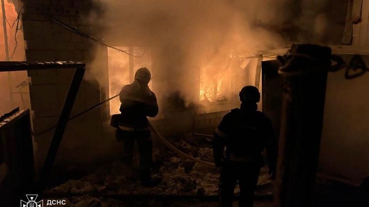 Esta fotografia, divulgada pelo Servi&ccedil;o Estatal de Emerg&ecirc;ncias da Ucr&acirc;nia em 9 de fevereiro de 2026, mostra bombeiros a combater um inc&ecirc;ndio numa casa particular ap&oacute;s um ataque de drone russo em Novhorod-Sivers'kyi, regi&atilde;o de Chernihiv, em meio &agrave; invas&atilde;o russa da Ucr&acirc;nia. (Foto: Divulga&ccedil;&atilde;o / Servi&ccedil;o Estatal de Emerg&ecirc;ncias da Ucr&acirc;nia / AFP)