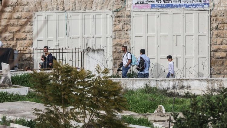 Coloni israeliani armati in un insediamento nella città di Hebron