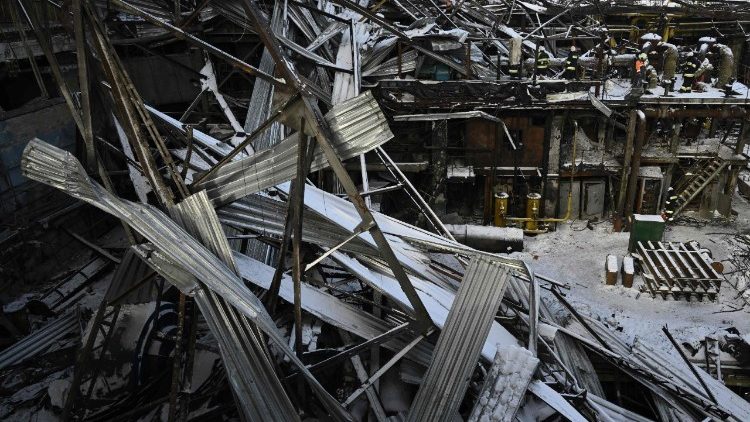 Equipes de resgate do Servi&ccedil;o Estatal de Emerg&ecirc;ncia e funcion&aacute;rios de uma usina el&eacute;trica removem os escombros de uma usina termel&eacute;trica da empresa ucraniana de energia DTEK, gravemente danificada em um local n&atilde;o divulgado na Ucr&acirc;nia, em 9 de fevereiro de 2026, ap&oacute;s ataques de m&iacute;sseis e drones russos durante a invas&atilde;o russa da Ucr&acirc;nia. (Foto de Genya SAVILOV / AFP)