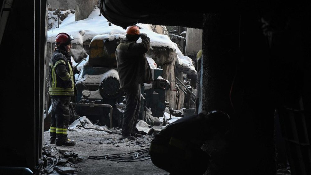 Equipes de resgate do Serviço Estatal de Emergência e funcionários de uma usina elétrica removem os escombros de uma usina termelétrica da empresa ucraniana de energia DTEK, gravemente danificada em um local não divulgado na Ucrânia, em 9 de fevereiro de 2026, após ataques de mísseis e drones russos durante a invasão russa da Ucrânia. (Foto de Genya SAVILOV / AFP)