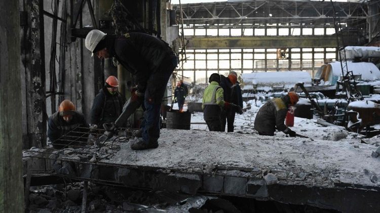 Em 9 de fevereiro de 2026, funcion&aacute;rios removem os destro&ccedil;os de uma usina termel&eacute;trica da empresa de energia ucraniana DTEK, gravemente danificada em um local n&atilde;o divulgado na Ucr&acirc;nia, ap&oacute;s ataques de m&iacute;sseis e drones russos durante a invas&atilde;o russa da Ucr&acirc;nia. (Foto de Genya SAVILOV / AFP)