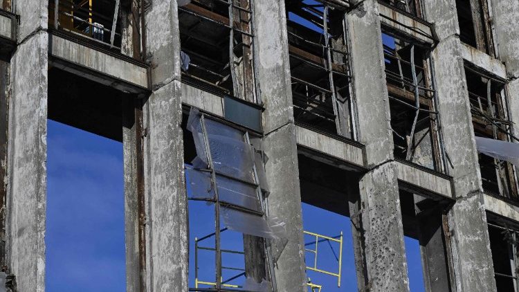 Esta fotografia mostra uma central termoel&eacute;trica da empresa de energia ucraniana DTEK gravemente danificada, em um local n&atilde;o divulgado na Ucr&acirc;nia, em 9 de fevereiro de 2026, ap&oacute;s ataques de m&iacute;sseis e drones russos durante a invas&atilde;o russa da Ucr&acirc;nia. (Foto de Genya SAVILOV / AFP)