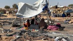 Wakimbizi wa El Fasher wamekaa kwenye kivuli huko Tawila katika mabaki ya makambi yaliyochomwa hivi karibuni.