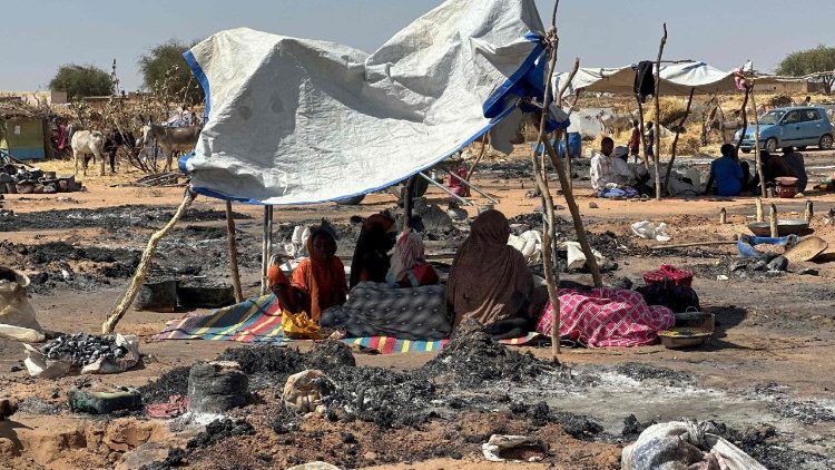 Wakimbizi wa El Fasher wamekaa kwenye kivuli huko Tawila katika mabaki ya makambi yaliyochomwa hivi karibuni.