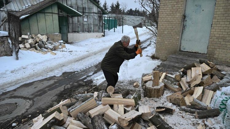 O volunt&aacute;rio Volodymyr Vynogradov corta lenha para aquecer as estufas do Jardim Bot&acirc;nico Nacional Gryshko da Academia Nacional de Ci&ecirc;ncias da Ucr&acirc;nia, em Kiev, em 11 de fevereiro de 2026, em meio &agrave; invas&atilde;o russa da Ucr&acirc;nia. Desde o in&iacute;cio da invas&atilde;o em larga escala da R&uacute;ssia em 2022, Moscou tem atacado sistematicamente a infraestrutura energ&eacute;tica da Ucr&acirc;nia. E neste ano, enquanto o pa&iacute;s enfrenta um inverno particularmente rigoroso, bombardeios massivos e repetidos privaram centenas de milhares de ucranianos de eletricidade e aquecimento. Um dos danos colaterais desses cortes de energia &eacute; a preciosa cole&ccedil;&atilde;o de cerca de 4.000 esp&eacute;cies tropicais abrigadas nas estufas do Jardim Bot&acirc;nico. (Foto de Genya SAVILOV / AFP)