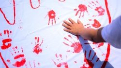 Manifestação na Praça Bolívar, em Bogotá, recorda o Dia Internacional contra o Uso de Crianças Soldados,  em 12 de fevereiro de 2026. 