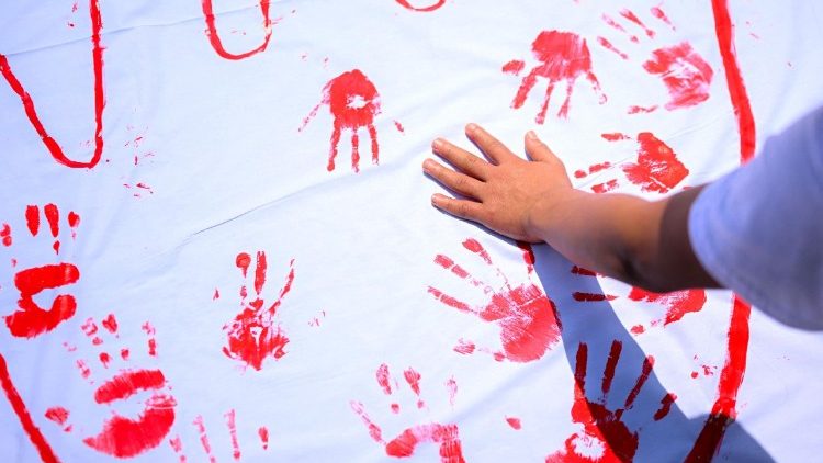 Manifestação na Praça Bolívar, em Bogotá, recorda o Dia Internacional contra o Uso de Crianças Soldados,  em 12 de fevereiro de 2026. 