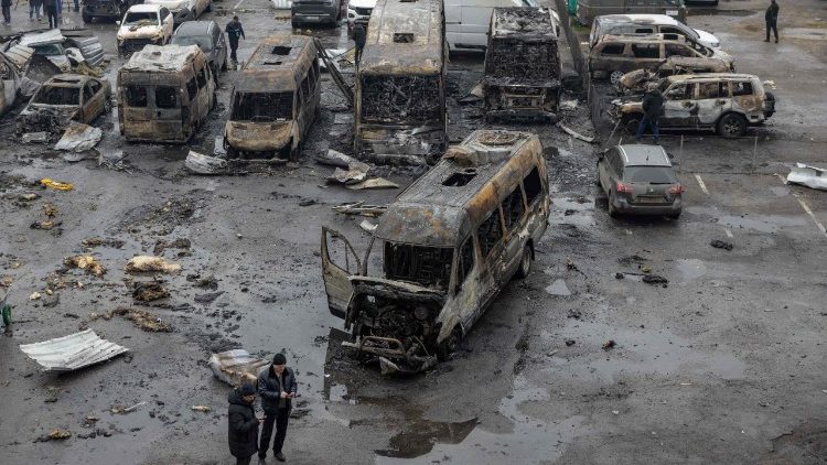 Moradores locais inspecionam carros danificados no local de um ataque russo em Odessa, em 13 de fevereiro de 2026, em meio &agrave; invas&atilde;o russa da Ucr&acirc;nia. Seis pessoas morreram em ataques russos em toda a Ucr&acirc;nia durante a noite, que tiveram como alvo a cidade portu&aacute;ria de Odessa, no sul do pa&iacute;s, e a infraestrutura energ&eacute;tica, anunciaram autoridades em 13 de fevereiro de 2026. Moscou intensificou seus ataques &agrave; infraestrutura cr&iacute;tica ucraniana nas &uacute;ltimas semanas, apesar da press&atilde;o dos Estados Unidos para que se chegue a um acordo de paz com Kiev. A R&uacute;ssia lan&ccedil;ou um m&iacute;ssil e 154 drones durante a noite, informou a For&ccedil;a A&eacute;rea Ucraniana, alertando que alguns ve&iacute;culos a&eacute;reos n&atilde;o tripulados ainda estavam no espa&ccedil;o a&eacute;reo ucraniano na manh&atilde; de 13 de fevereiro de 2026. (Foto de Oleksandr Gimanov / AFP)