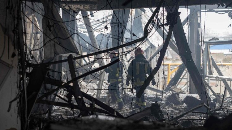 Equipes de resgate do Servi&ccedil;o Estatal de Emerg&ecirc;ncia da Ucr&acirc;nia caminham pelos escombros de um pr&eacute;dio gravemente danificado no local de um ataque russo em Odessa, em 13 de fevereiro de 2026, em meio &agrave; invas&atilde;o russa da Ucr&acirc;nia. Seis pessoas morreram em ataques russos em toda a Ucr&acirc;nia durante a noite, que tiveram como alvo a cidade portu&aacute;ria de Odessa, no sul do pa&iacute;s, e a infraestrutura energ&eacute;tica, anunciaram autoridades em 13 de fevereiro de 2026. Moscou intensificou seus ataques &agrave; infraestrutura cr&iacute;tica ucraniana nas &uacute;ltimas semanas, apesar da press&atilde;o dos Estados Unidos para que se chegue a um acordo de paz com Kiev. A R&uacute;ssia lan&ccedil;ou um m&iacute;ssil e 154 drones durante a noite, informou a For&ccedil;a A&eacute;rea Ucraniana, alertando que alguns ve&iacute;culos a&eacute;reos n&atilde;o tripulados ainda estavam no espa&ccedil;o a&eacute;reo ucraniano na manh&atilde; de 13 de fevereiro de 2026. (Foto de Oleksandr Gimanov / AFP)