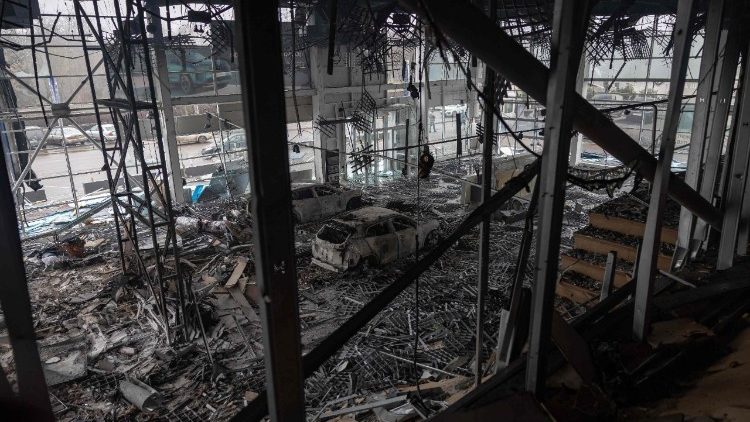 Vista geral de um pr&eacute;dio destru&iacute;do que abrigava uma concession&aacute;ria de autom&oacute;veis no local de um ataque russo em Odessa, em 13 de fevereiro de 2026. Seis pessoas morreram em ataques russos em toda a Ucr&acirc;nia durante a noite, que tiveram como alvo a cidade portu&aacute;ria de Odessa, no sul do pa&iacute;s, e a infraestrutura energ&eacute;tica, anunciaram autoridades em 13 de fevereiro de 2026. Moscou intensificou seus ataques &agrave; infraestrutura cr&iacute;tica ucraniana nas &uacute;ltimas semanas, apesar da press&atilde;o dos Estados Unidos para que se chegue a um acordo de paz com Kiev. A R&uacute;ssia lan&ccedil;ou um m&iacute;ssil e 154 drones durante a noite, informou a For&ccedil;a A&eacute;rea Ucraniana, alertando que alguns ve&iacute;culos a&eacute;reos n&atilde;o tripulados ainda estavam no espa&ccedil;o a&eacute;reo ucraniano na manh&atilde; de 13 de fevereiro de 2026. (Foto de Oleksandr Gimanov / AFP)