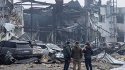 Zerstörte Autos und Häuser am Ort eines russischen Angriffs in Odessa