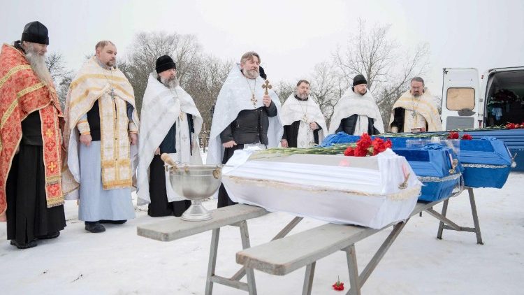 Padres ucranianos rezam sobre os caix&otilde;es durante o funeral de Grigory Shikula, de 34 anos, seus dois filhos, Ivan e Vladislav, e sua filha, Myroslava, que foram mortos por um ataque de drone russo em um cemit&eacute;rio na vila de Skovorodynivka, na regi&atilde;o de Kharkiv, em 13 de fevereiro de 2026, em meio &agrave; invas&atilde;o russa da Ucr&acirc;nia. Um ataque de drone russo a uma casa no nordeste da Ucr&acirc;nia, em 11 de fevereiro de 2026, matou tr&ecirc;s crian&ccedil;as pequenas e seu pai, al&eacute;m de ferir a m&atilde;e gr&aacute;vida, disseram autoridades. G&ecirc;meos de um ano e uma menina de dois anos foram mortos no ataque noturno &agrave; casa da fam&iacute;lia na cidade de Bogodukhiv, a cerca de 20 quil&ocirc;metros da fronteira com a R&uacute;ssia. (Foto de Ivan SAMOILOV / AFP)